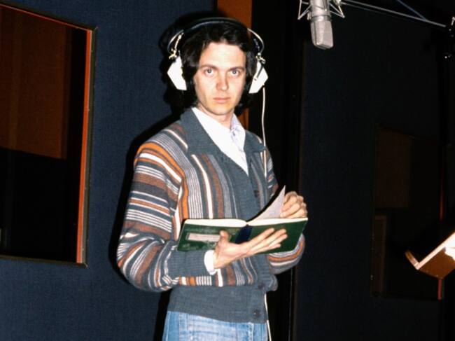 Camilo Sesto, retratado en el estudio de grabación en 1974.