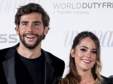 El susto de Sofía Ellar y Álvaro Soler: el pelo de ella sale ardiendo en un vídeo por culpa de una vela