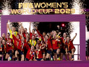 Los artistas celebran la victoria de la Selección Española de fútbol femenino