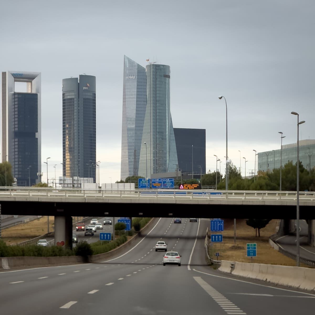 Incendio y desalojo en la Torre Moeve, una de las Cuatro Torres de la Castellana de Madrid