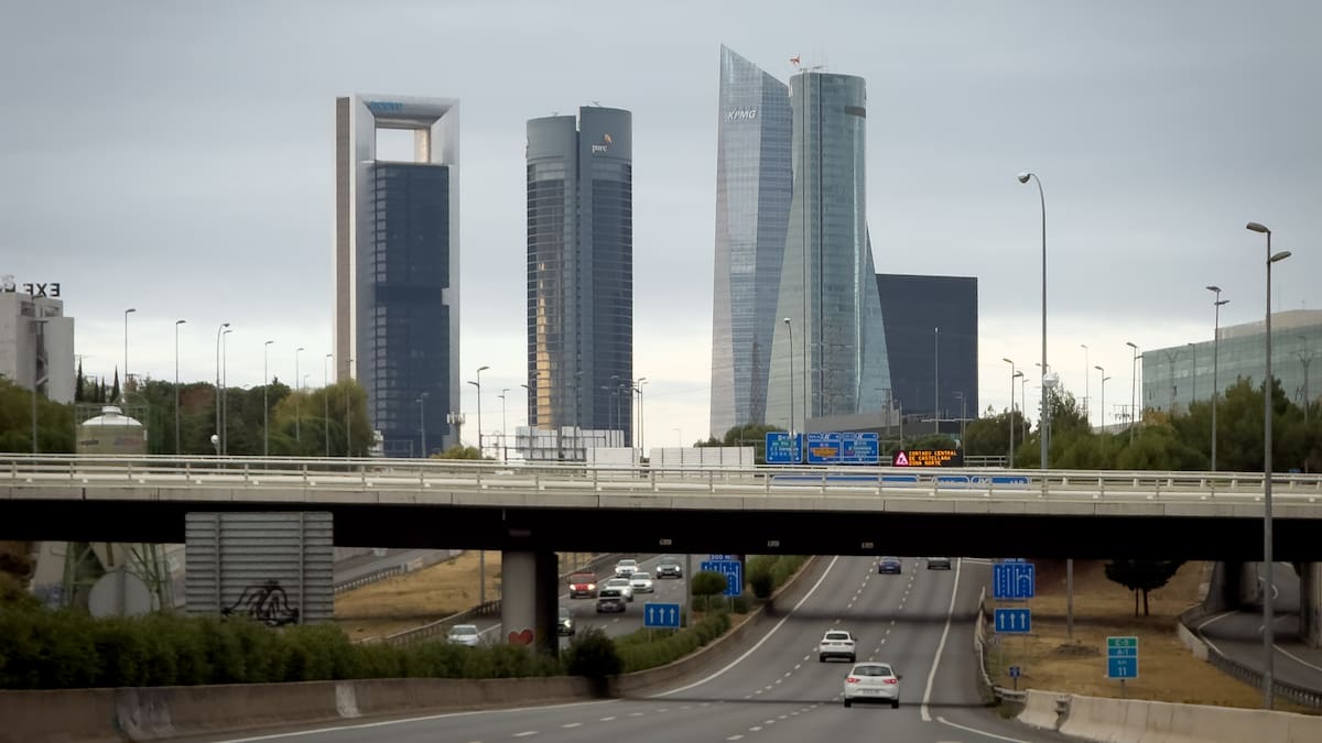 Incendio y desalojo en la Torre Moeve, una de las Cuatro Torres de la Castellana de Madrid