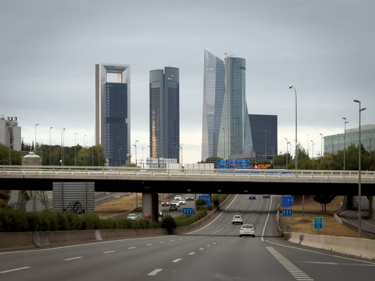 Incendio y desalojo en la Torre Moeve, una de las Cuatro Torres de la Castellana de Madrid