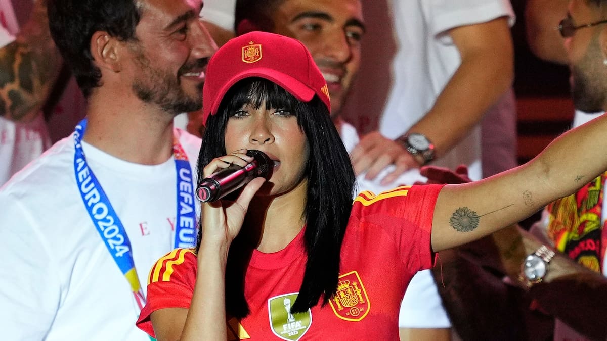 Aitana, Antonio Orozco y Ana Mena celebran la victoria de la Selección Española sobre el escenario