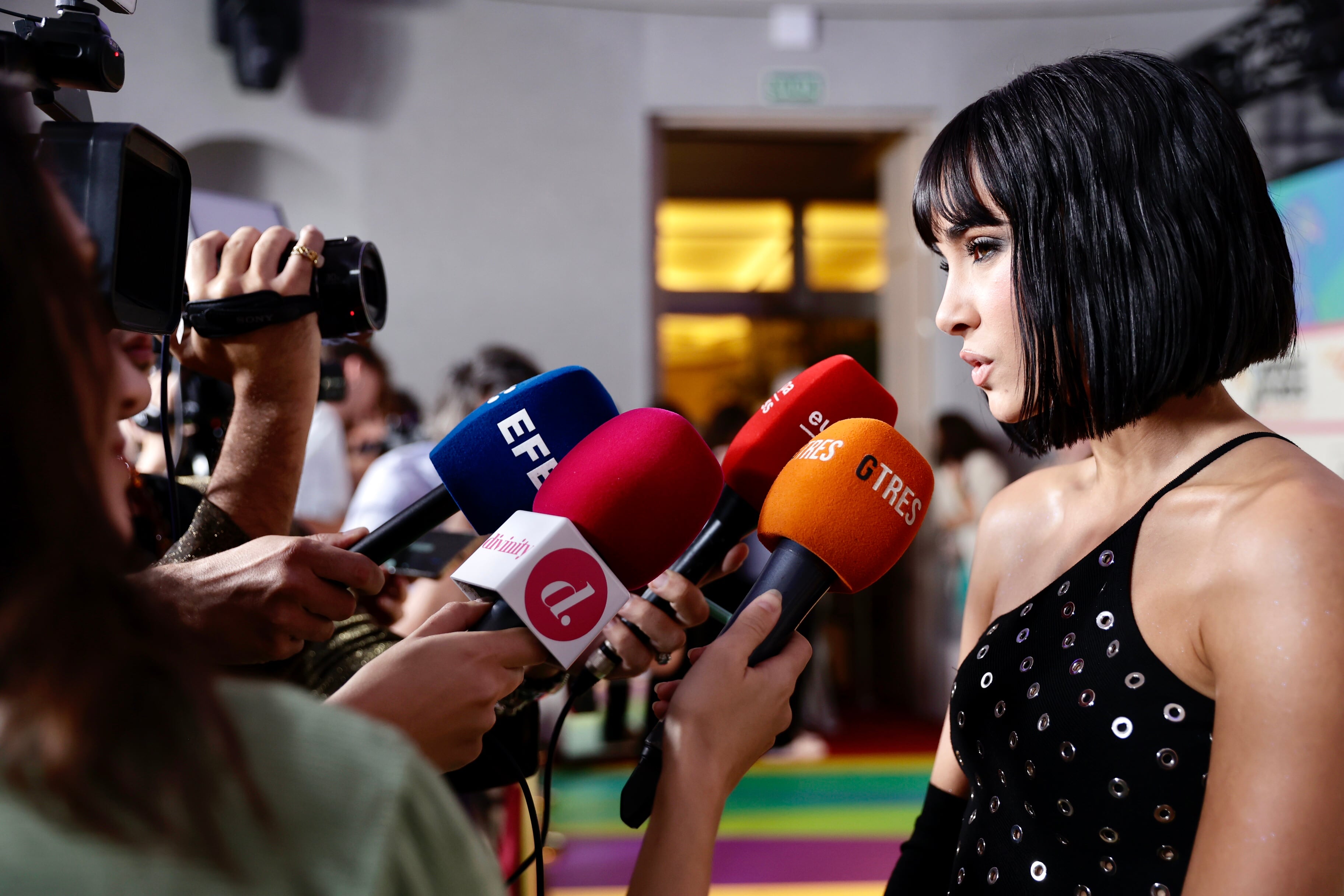 Aitana atendiendo a la prensa en la alfombra multicolor de la cena de nominados de LOS40 Music Awards Santander 2023.