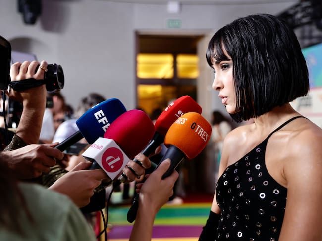 Aitana atendiendo a la prensa en la alfombra multicolor de la cena de nominados de LOS40 Music Awards Santander 2023.