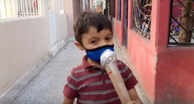 Niño sale a la calle a entrevistar perritos