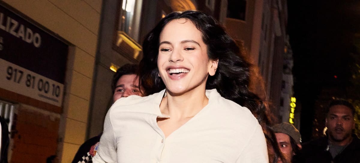 Rosalía corriendo por la Gran Vía durante la presentación de su disco 'LUX'