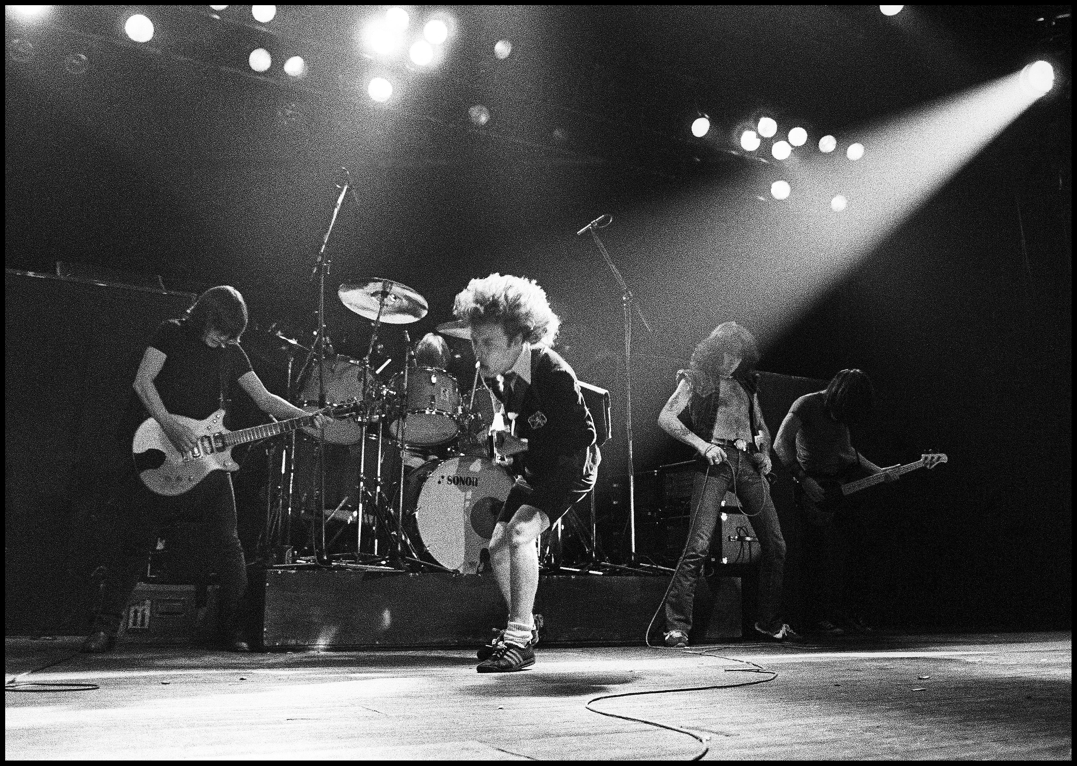 AC/DC (AC DC), de izquierda a derecha: Malcolm Young, Phil Rudd, Angus Young y Bon Scott actúan en directo en el Jaap Edenhal de Ámsterdam, durante la gira "The Highway to Hell", el 12 de noviembre de 1979. (Foto de Rob Verhorst/Redferns)