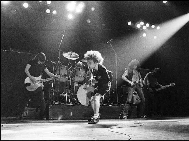 AC/DC (AC DC), de izquierda a derecha: Malcolm Young, Phil Rudd, Angus Young y Bon Scott actúan en directo en el Jaap Edenhal de Ámsterdam, durante la gira "The Highway to Hell", el 12 de noviembre de 1979. (Foto de Rob Verhorst/Redferns)