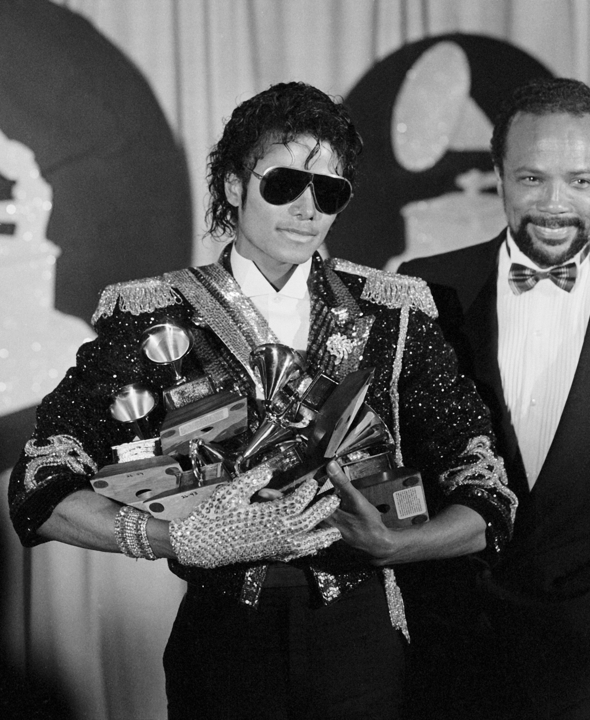 LOS ÁNGELES, CALIFORNIA - 28 DE FEBRERO: Michael Jackson y Quincy Jones tras bambalinas durante la 26.ª edición de los Premios Grammy en el Shrine Auditorium, el 28 de febrero de 1984 en Los Ángeles, California. (Foto de Bob Riha, Jr./Getty Images)