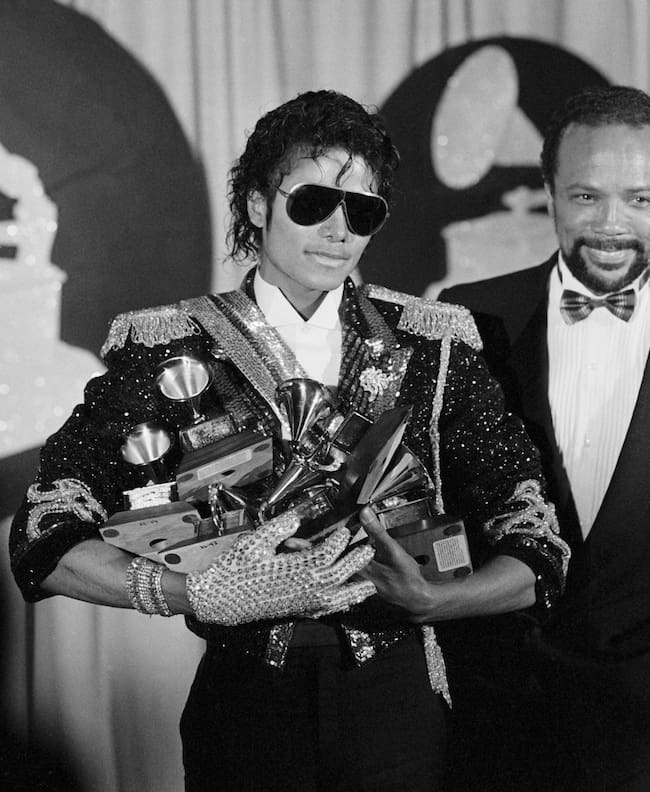 LOS ÁNGELES, CALIFORNIA - 28 DE FEBRERO: Michael Jackson y Quincy Jones tras bambalinas durante la 26.ª edición de los Premios Grammy en el Shrine Auditorium, el 28 de febrero de 1984 en Los Ángeles, California. (Foto de Bob Riha, Jr./Getty Images)