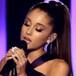 Ariana Grande casi la queda sobre el escenario