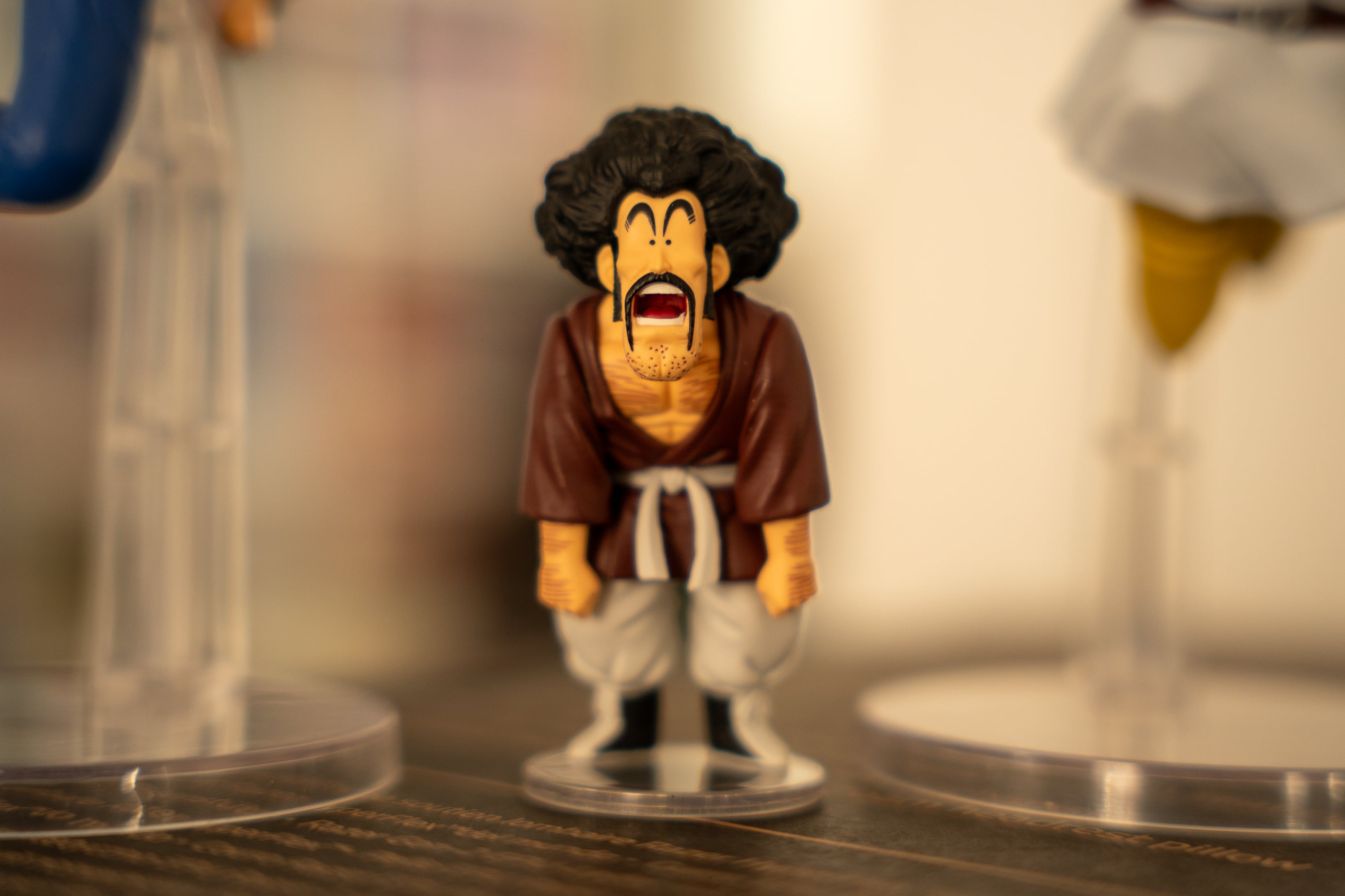 Android 18 y Mighty Mask miden sus fuerzas frente al Señor Satán.