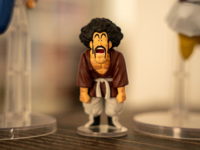 Android 18 y Mighty Mask miden sus fuerzas frente al Señor Satán.