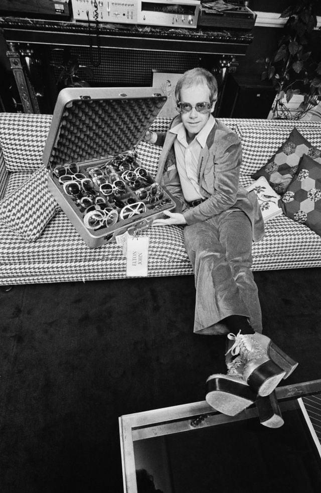 Además de por sus icónicas gafas, Elton John destacaba por sus tacones en los años 70.