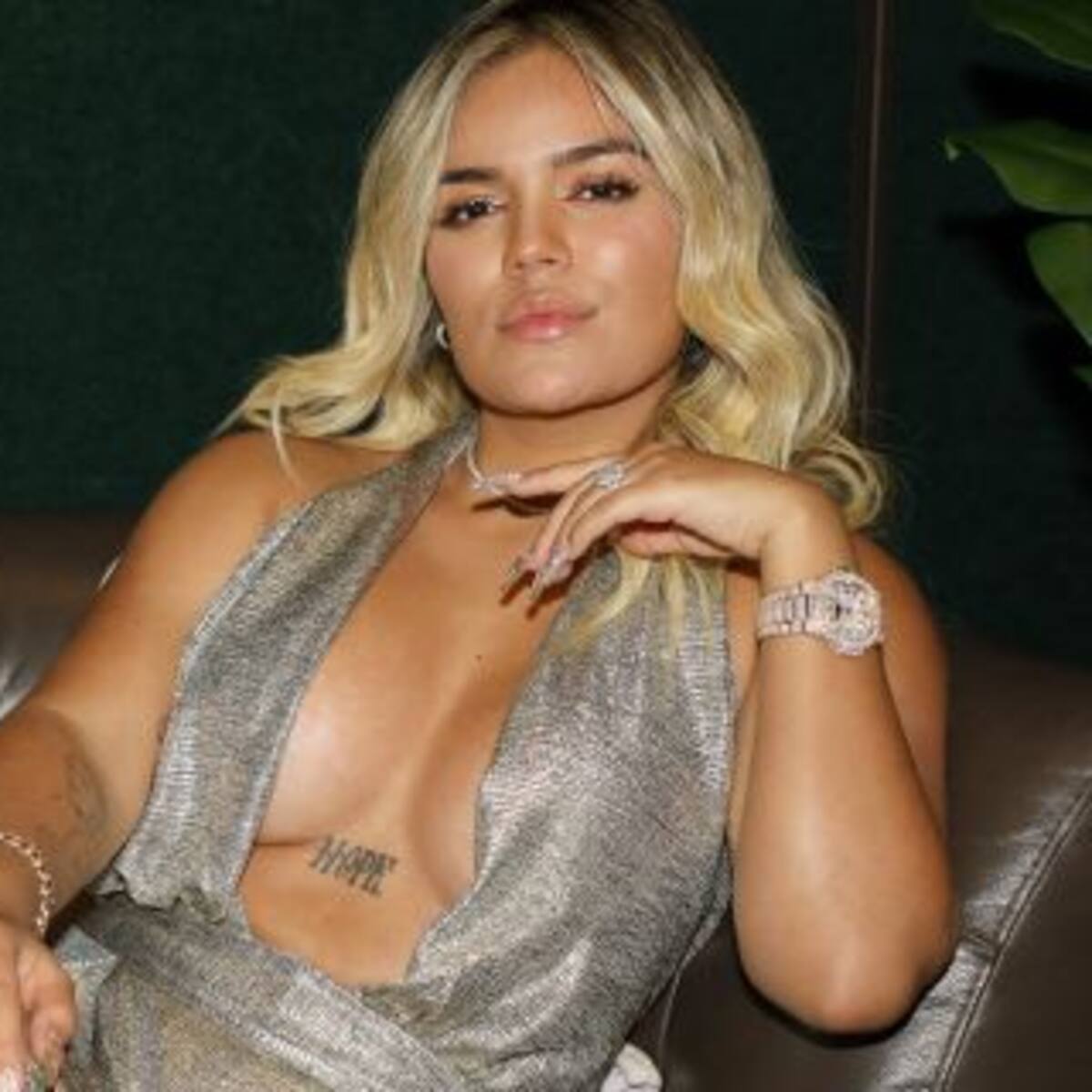 Karol G es criticada en las redes sociales por cantar este tema