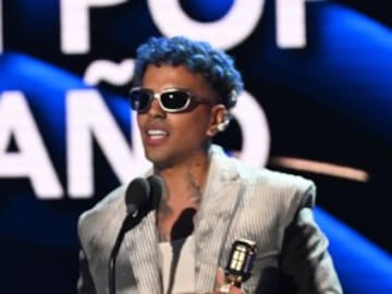 Rauw Alejandro regala su Latin Billboard por ‘Todo de Ti’ a una fan: “La música no necesita ningún premio”