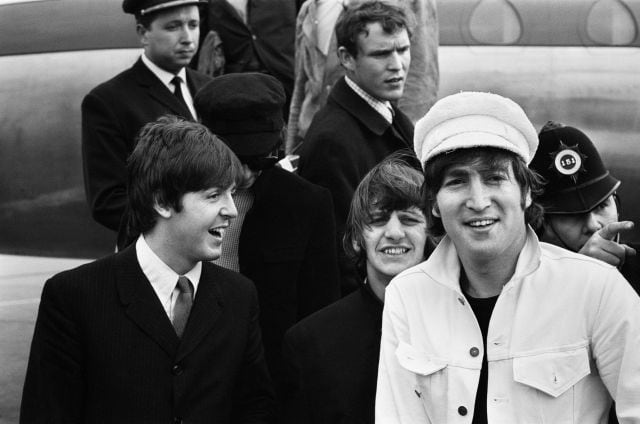 Paul McCartney, Ringo Starr y John Lennon en el aeropuerto de Heathrow (Londres) acabada su gira europea en Barcelona.