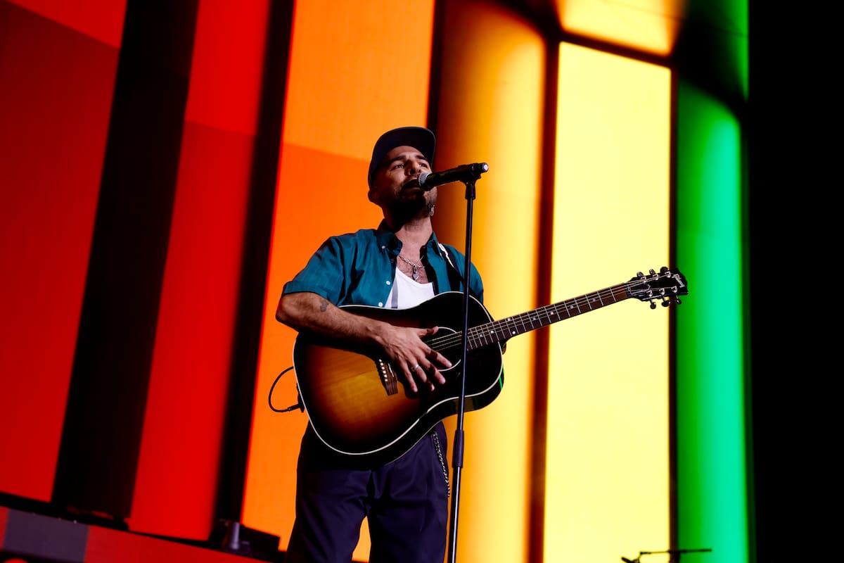 ‘Me acuerdo de ti’ nos recuerda que el amor llega cuando todo está en calma y así empezaba el catalán su momento en LOS40 Primavera Pop para continuar con todo un nº1 de LOS40, ‘Nexo 04. Tu cuerpo en braille’