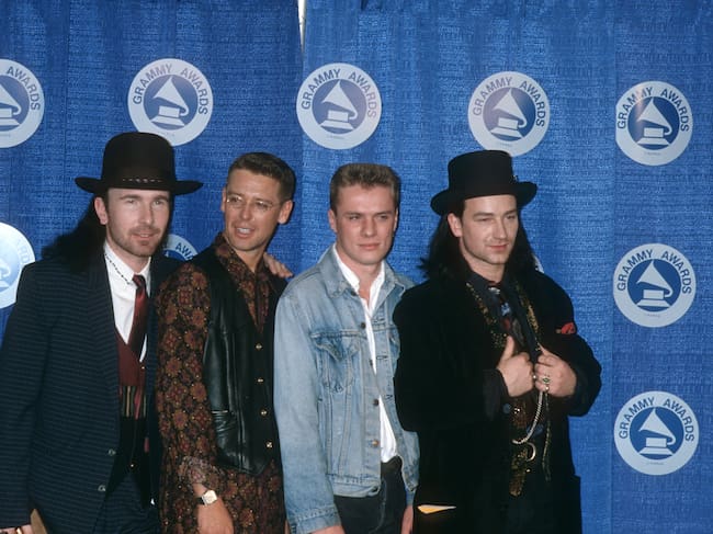 The Edge, Adam Clayton, Larry Mullen y Bono en la 30ª edición de los Premios Grammy