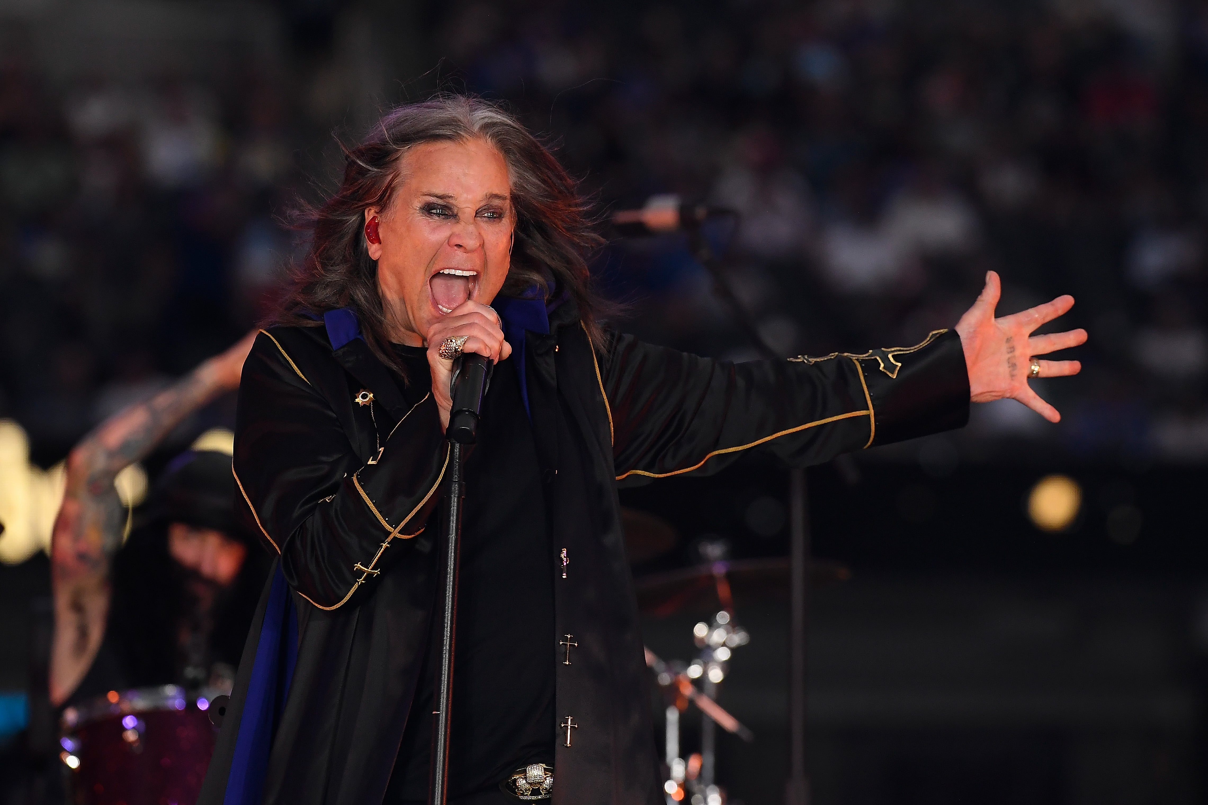 Ozzy Osbourne durante su actuación en el descanso del partido inaugural de la NFL en el SoFi Stadium de Los Ángeles, el 8 de septiembre de 2022.