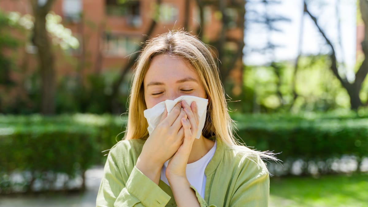 ¿Por qué se desarrollan alergias en edad adulta y cuáles son los síntomas?