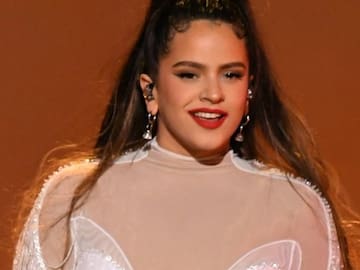 ROSALÍA CELEBRA EL ÉXITO DE SU HIT CON BAD BUNNY CON UNA ENORME COPA DE VINO