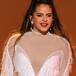 ROSALÍA CELEBRA EL ÉXITO DE SU HIT CON BAD BUNNY CON UNA ENORME COPA DE VINO