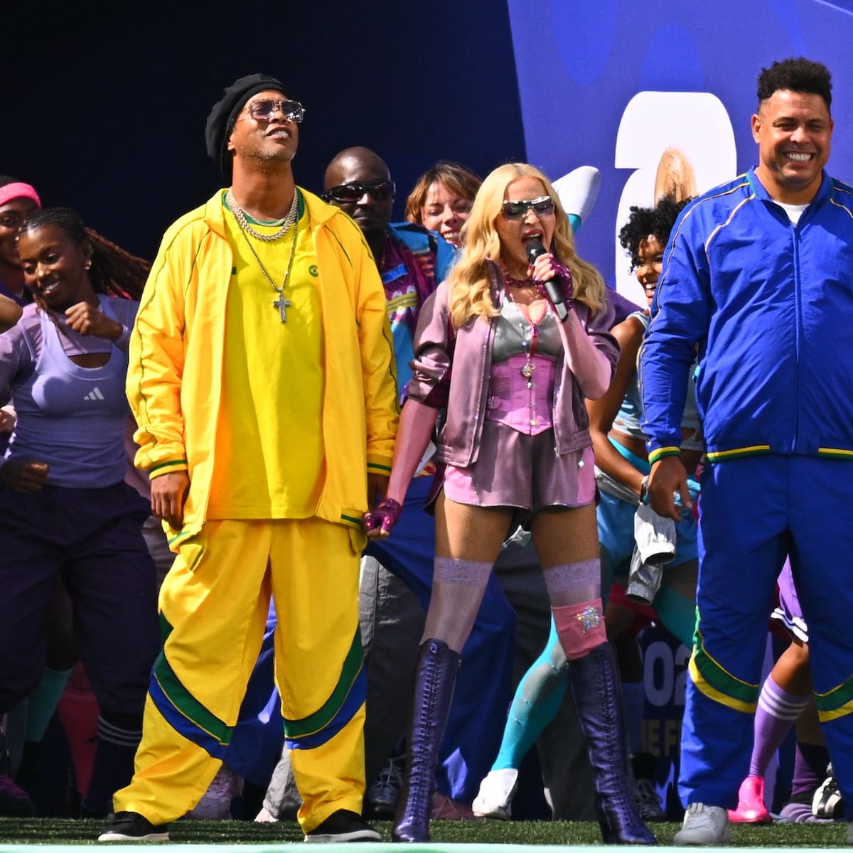 Así fue la aparición de Ronaldinho y Ronaldo en la actuación de Madonna en la final del Mundial