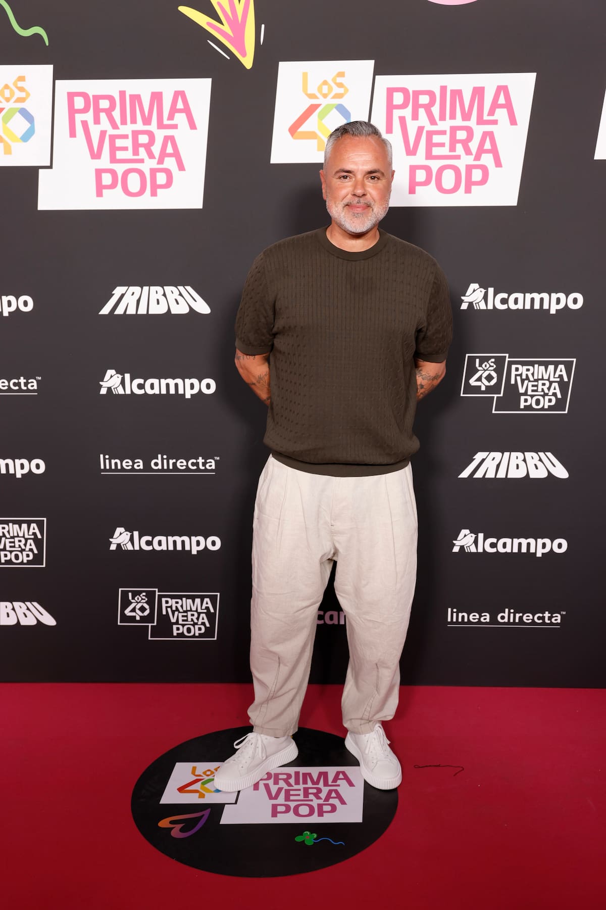 El icono del electrolatino, Juan Magán, también ha posado en la alfombra roja con este estilismo en tonos tierra que tanto estamos viendo en las calles.