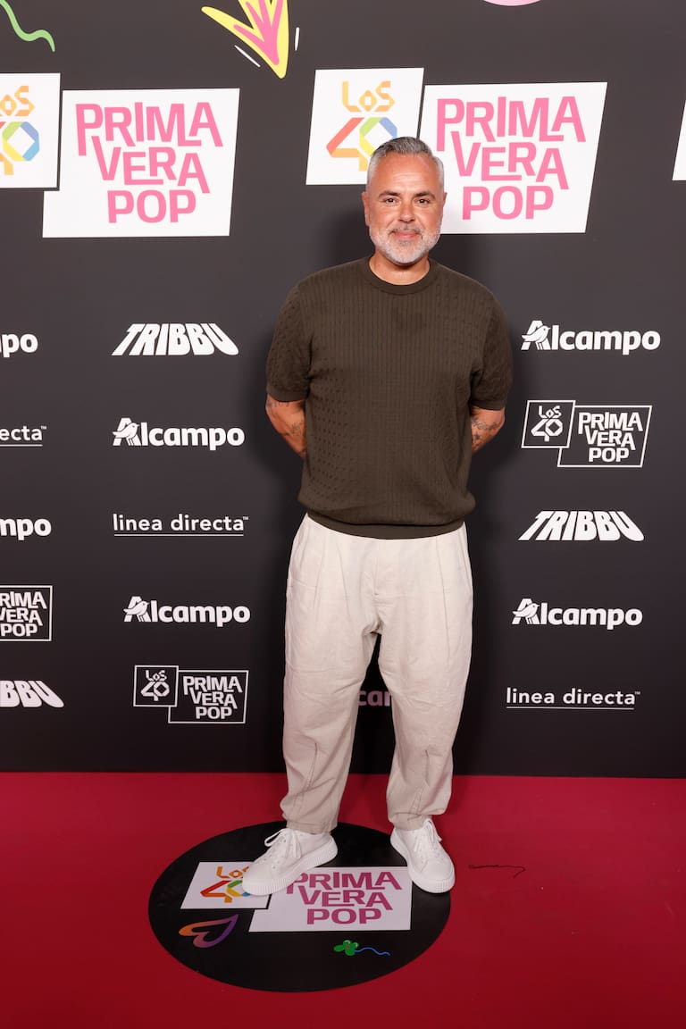 El icono del electrolatino, Juan Magán, también ha posado en la alfombra roja con este estilismo en tonos tierra que tanto estamos viendo en las calles.