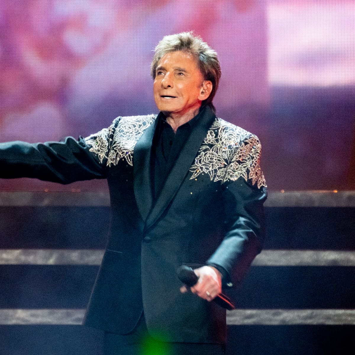 Barry Manilow revive ‘Another Life’ tras superar un cáncer de pulmón y convierte una vieja canción en el momento más íntimo de su carrera