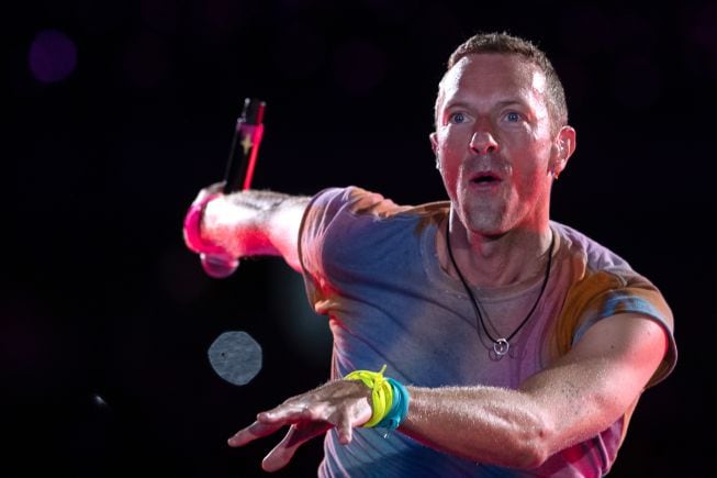 Chris Martin cantando y bailando en uno de sus conciertos en Buenos Aires.