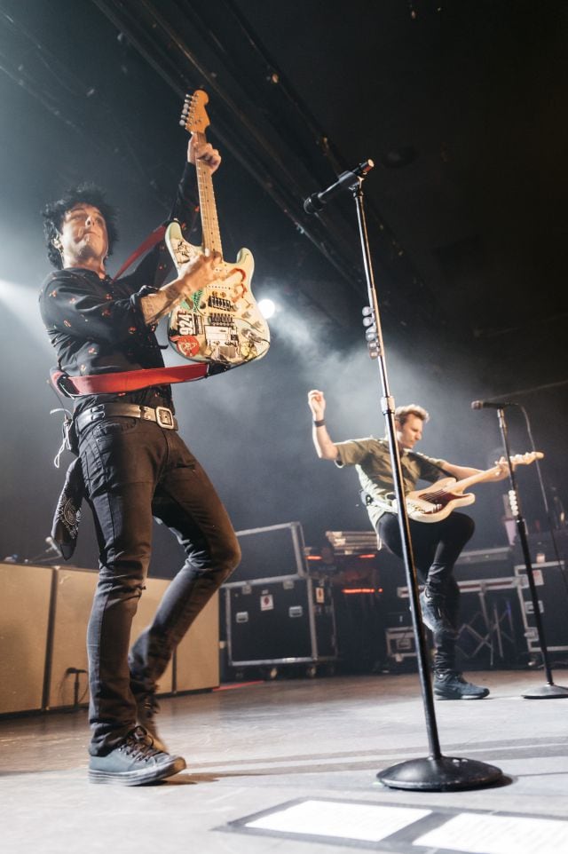 Billie Joe Armstrong y Mike Dirnt actúan con Green Day en la sala La Riviera de Madrid.