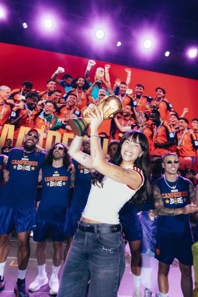 Aitana con la Copa del Mundo en Cibeles junto a la Selección Española