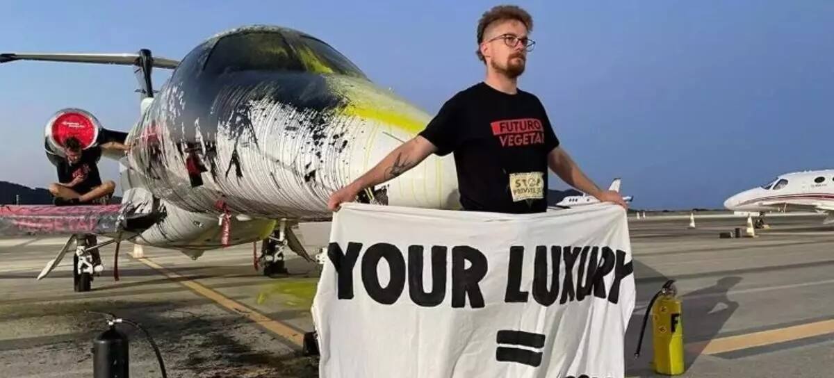 Los activistas de Futuro Vegetal y Extinction Rebelion, durante su acción en el aeropuerto de Ibiza.