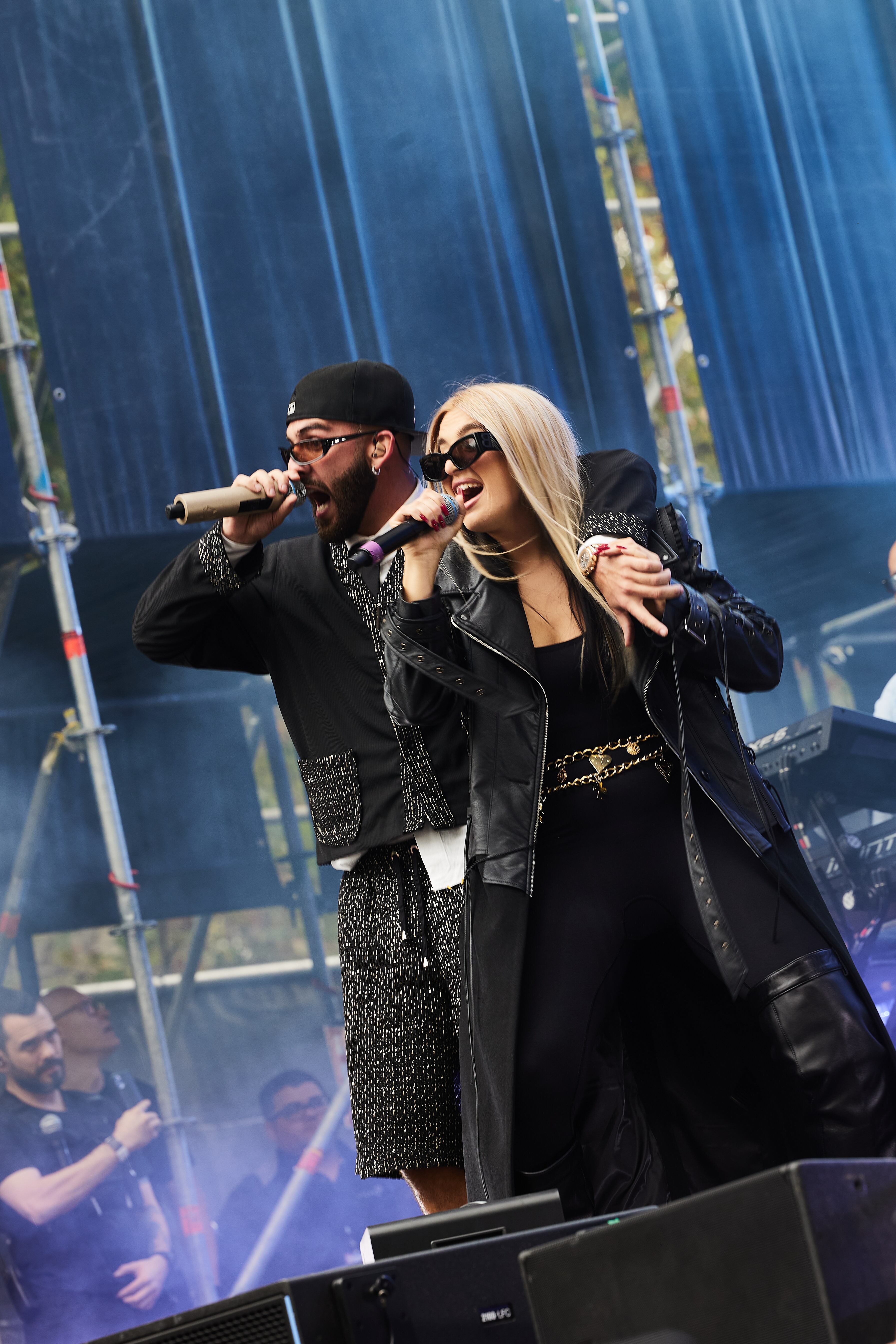 La última sorpresa del día fue de la mano de Lola Indigo. La dragona aterrizó en el escenario e interpretó junto a Manuel Turizo su colaboración '1000 cosas' y demostraron la química y complicidad que hay entre ambos.