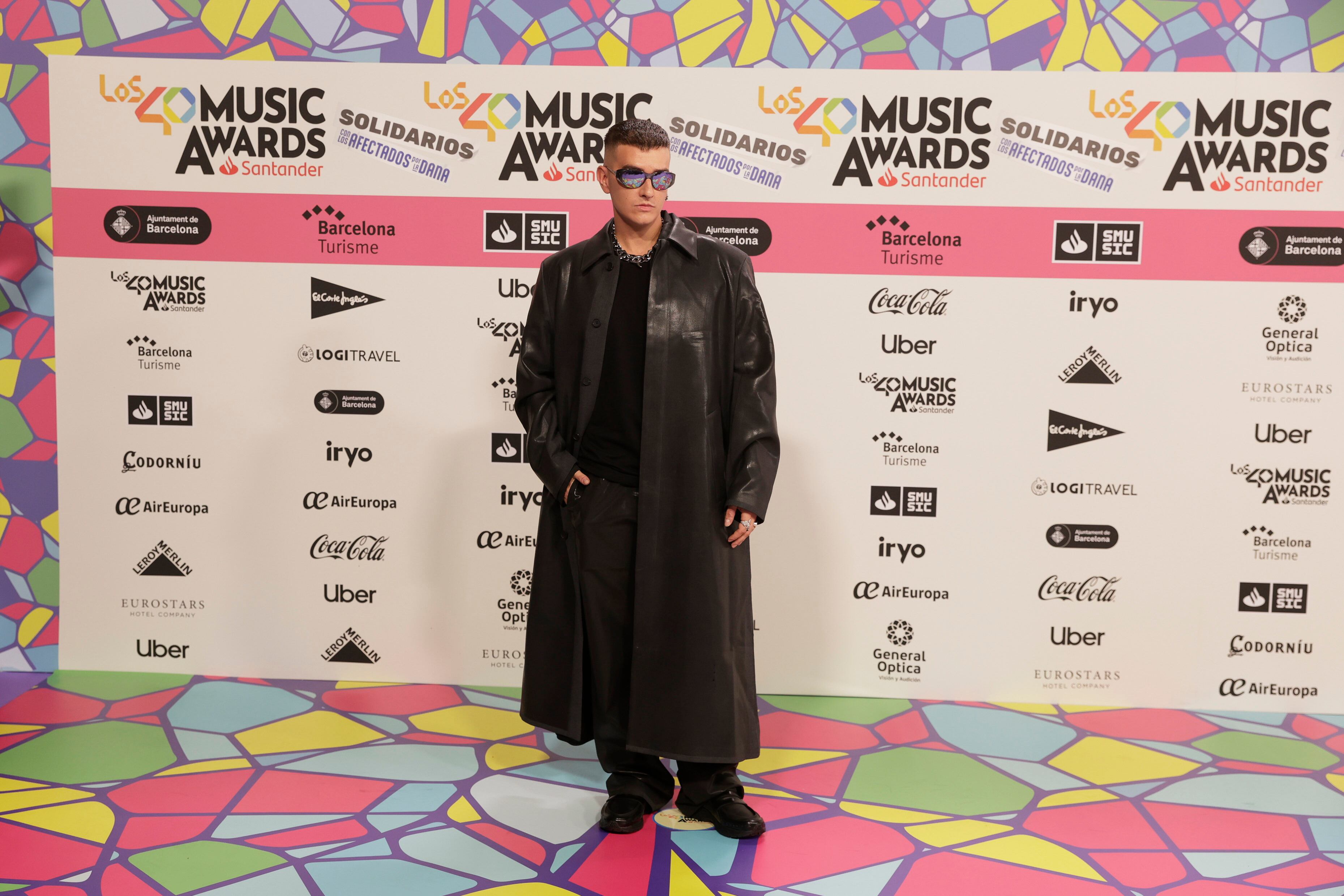 Recycled J ha aterrizado en LOS40 Music Awards Santander como una auténtico personaje de la Matriz. Hoy nos hará elegir la pastilla (de Cruz) Roja para recaudar fondos en favor de los afectados por la DANA.