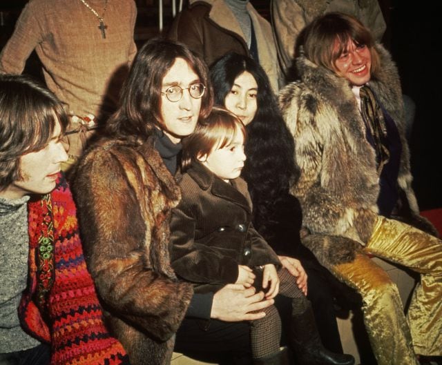 John Lennon y Yoko Ono, junto a Eric Clampton y Brian Jones, luciendo pieles