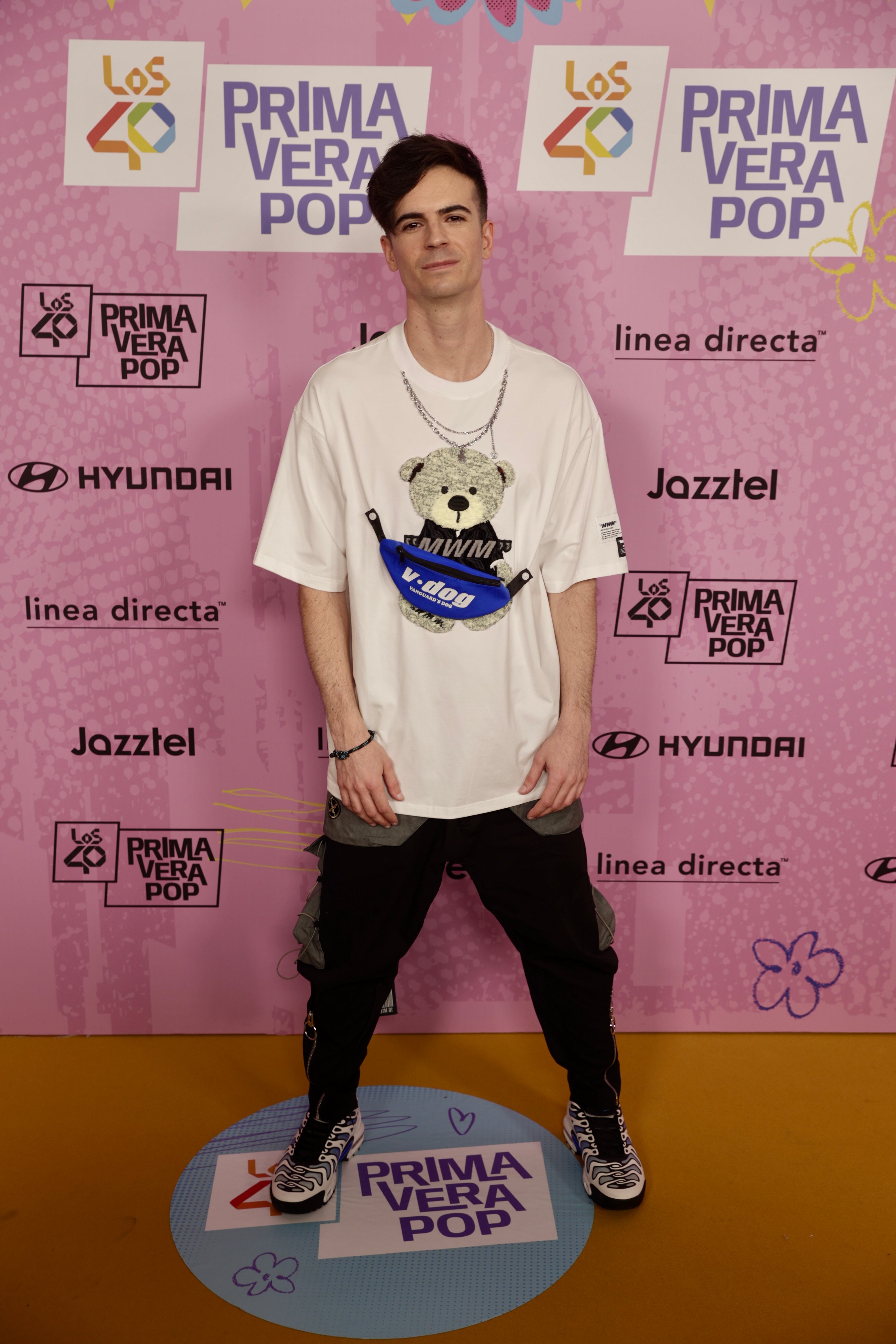 Que los artistas se echen a temblar que ha llegado Karin Herrero y nunca se sabe lo que puede suceder cuando él anda cerca. No os fieis del tierno osito de su outfit.