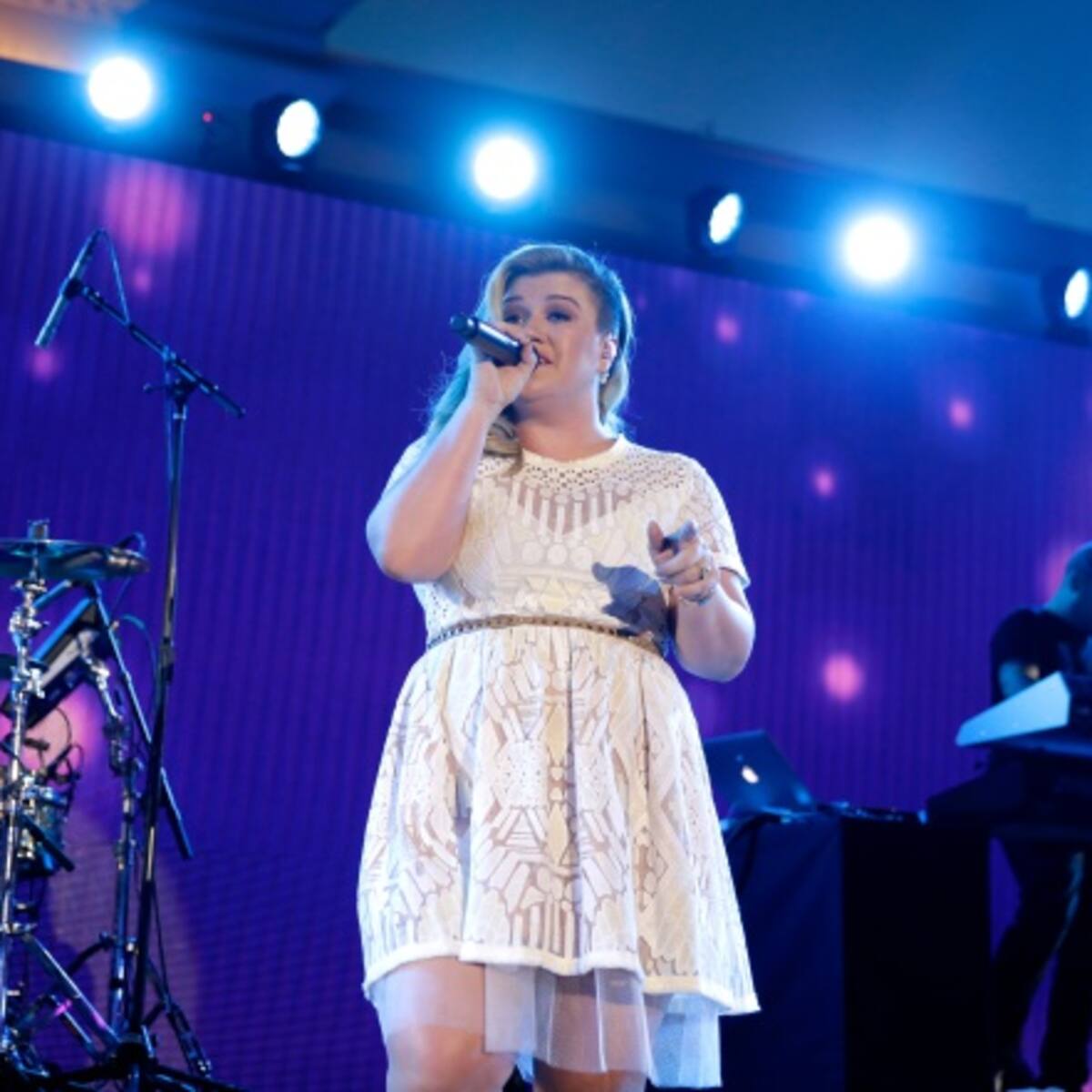 Kelly regresa con "Love so Soft"