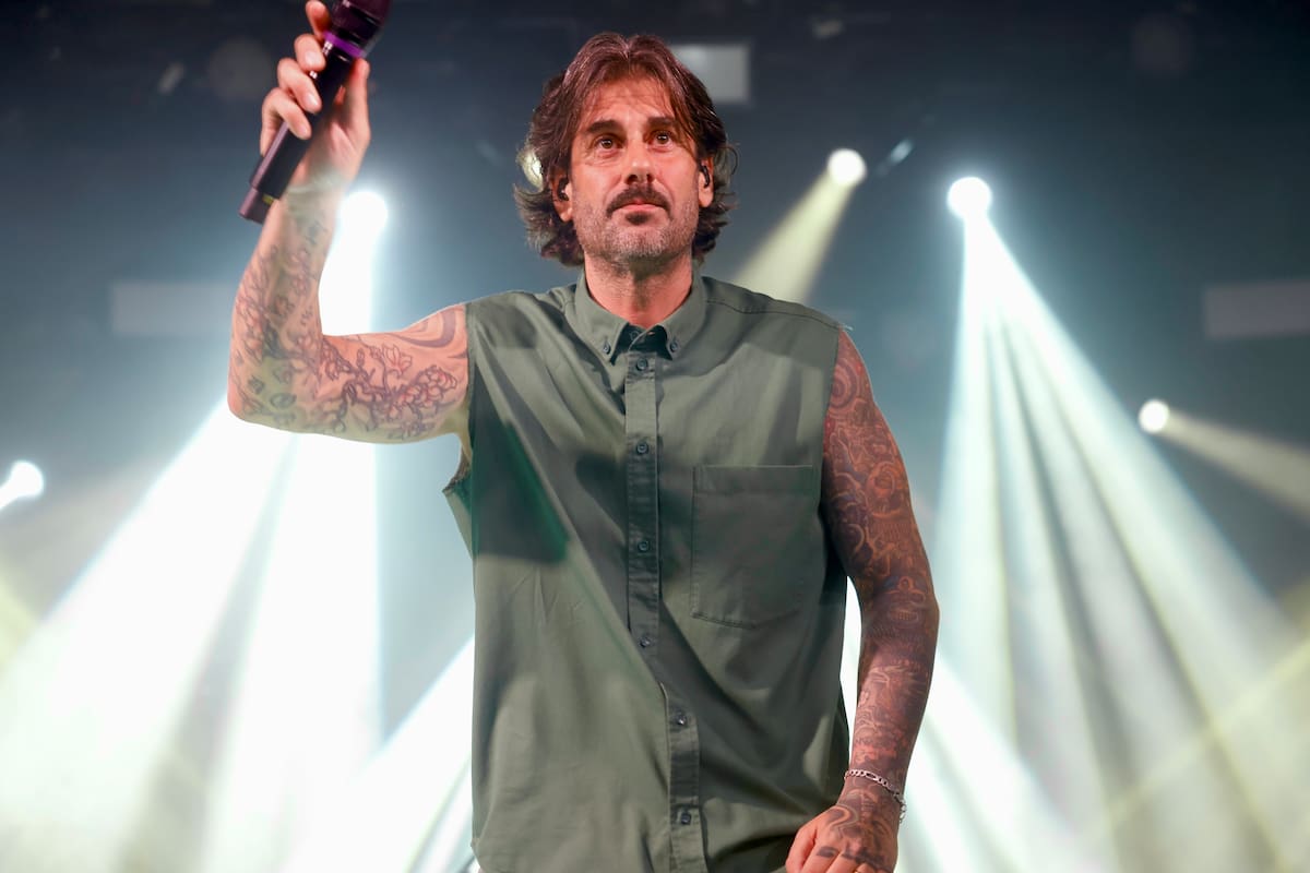 Melendi no canta solo. Muchas de sus canciones las conoce su público de sobra y por eso les da voz para que canten con él.