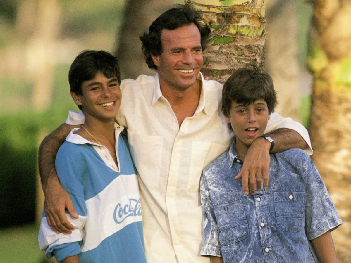 Un hecho insólito une a Julio y Enrique Iglesias: son los únicos padre e hijo nº1 en Reino Unido | Música | LOS40