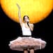 Rosalía, la sacerdotisa que atiende a sus fans en directo en el confesionario de su 'LUX Tour'