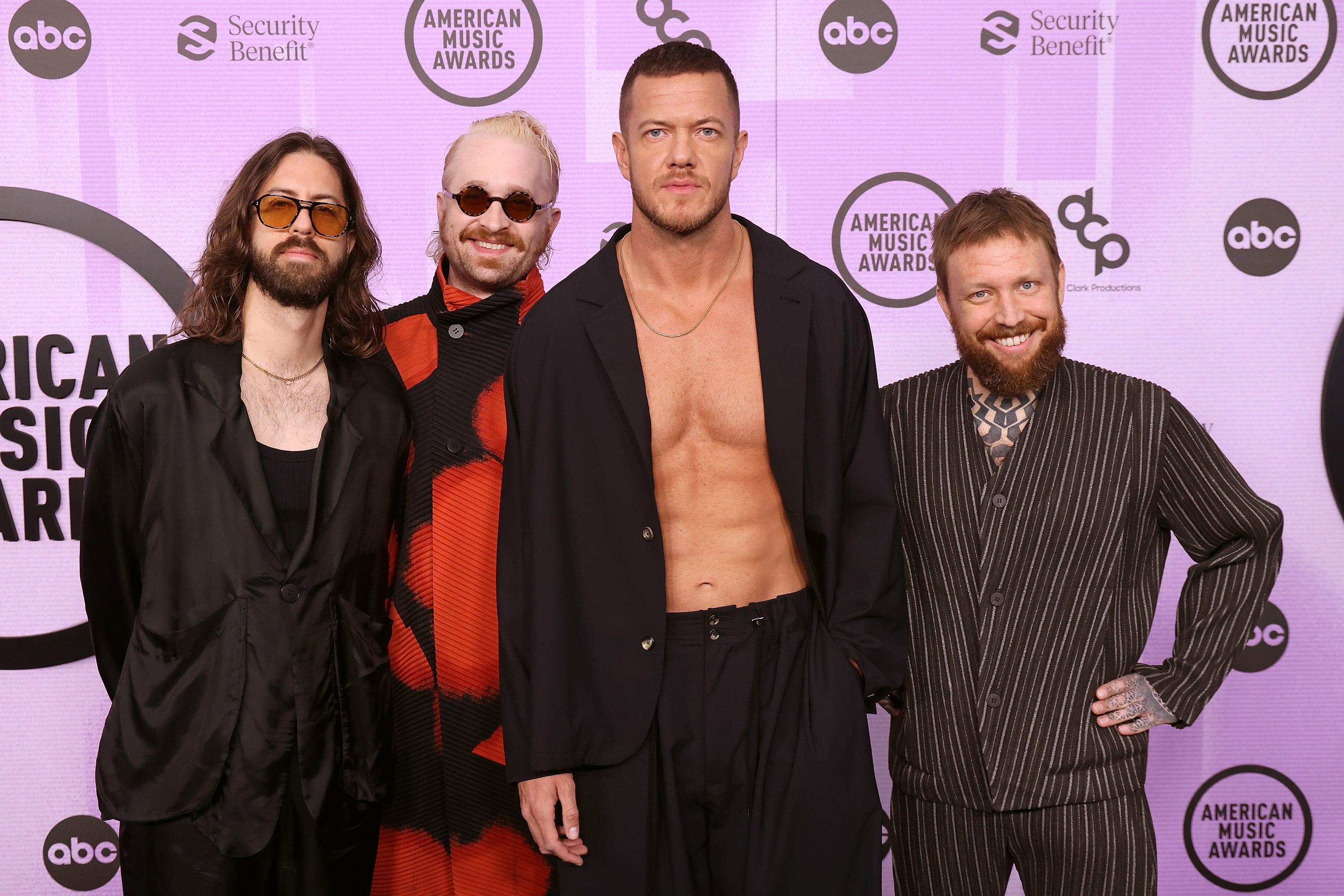 De izquierda a derecha: Wayne Sermon, Daniel Platzman, Dan Reynolds y Ben McKee de Imagine Dragons en los American Music Awards de 2022 en California.