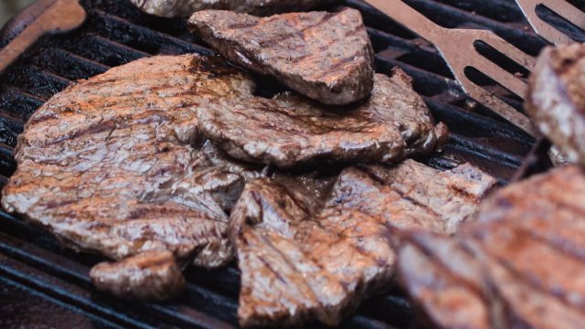 Mujer vegana denuncia a sus vecinos por hacer carne asada