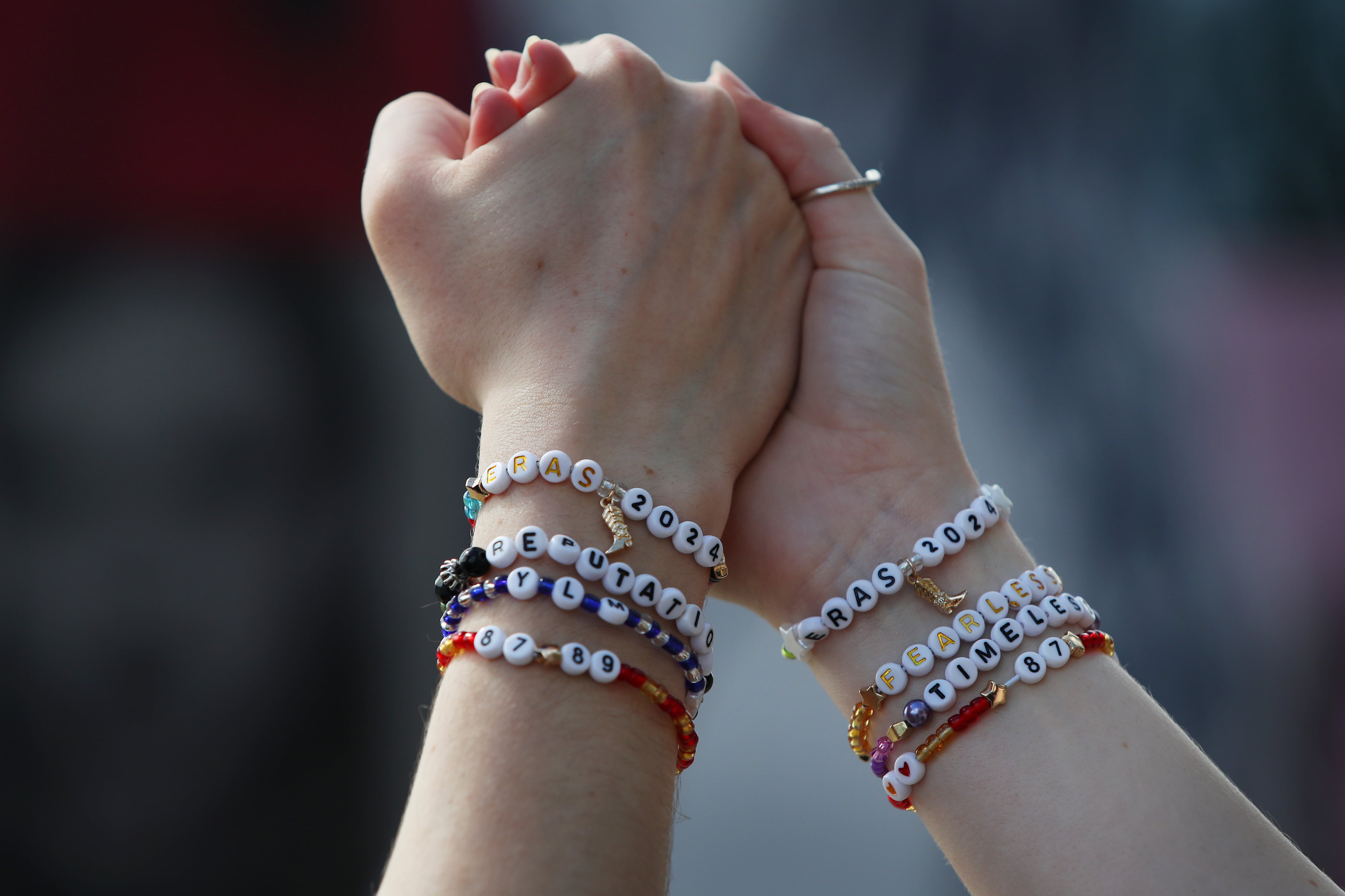 Fans con sus pulseras de la amistad, aka friendship bracelets, en el concierto de The Eras Tour de Taylor Swift en Sidney, Australia. (Photo by Lisa Maree Williams/Getty Images)