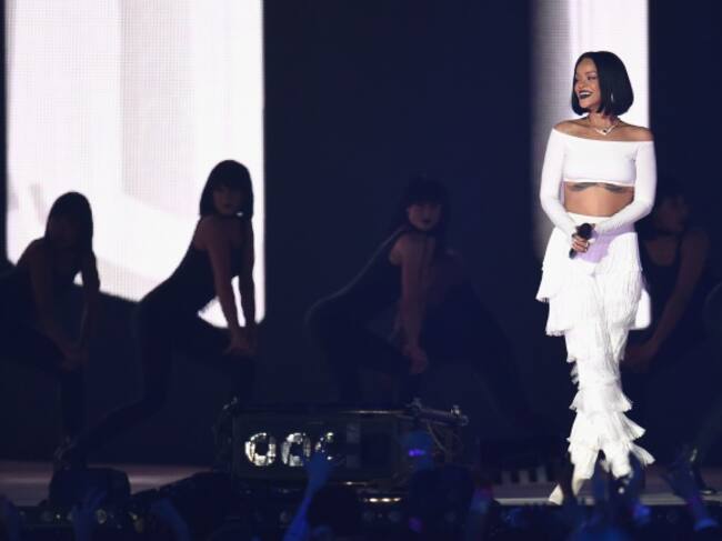 Rihanna, durante su actuación en los BRITs de 2016.