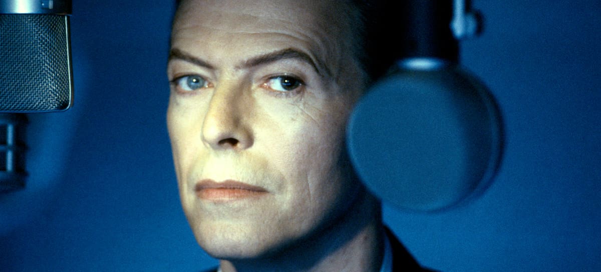 El cantante inglés David Bowie (1947-2016) en el rodaje de su videoclip 'Jump They Say' en Los Ángeles, California, en marzo de 1993.
