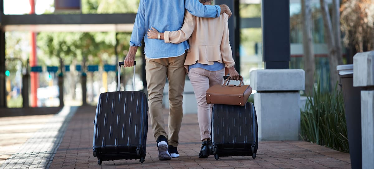 Una pareja viajando con el Imserso.